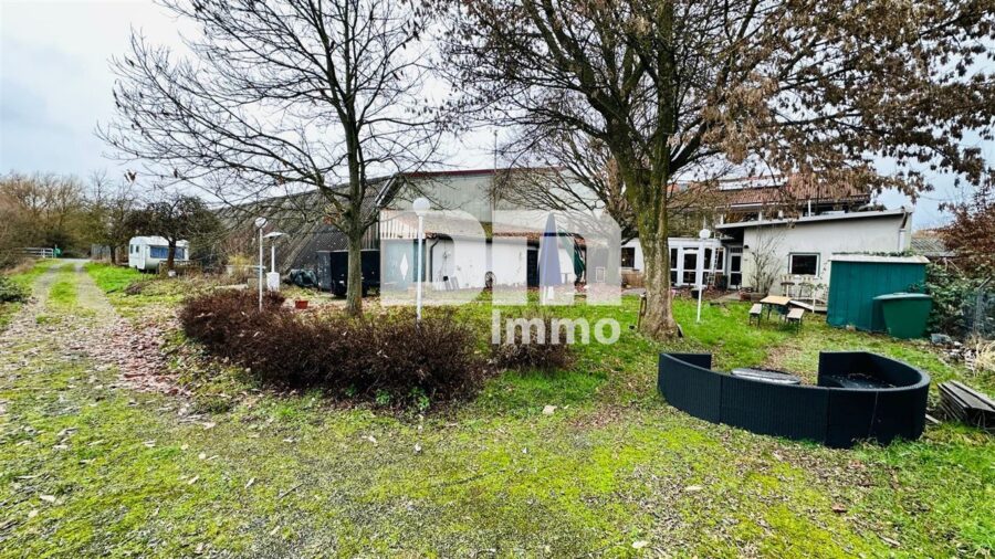 Imposante Tennishalle/ Komplex mit Gastronomie und Wohneinheit - Garten / Biergarten / Terrasse